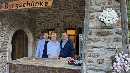 Hinter der Theke der Altnu&szlig;berger Burgsch&auml;nke f&uuml;hlen sie sich wohl: Valentin, ein leidenschaftlicher Koch, Judith und Roland Geiger.