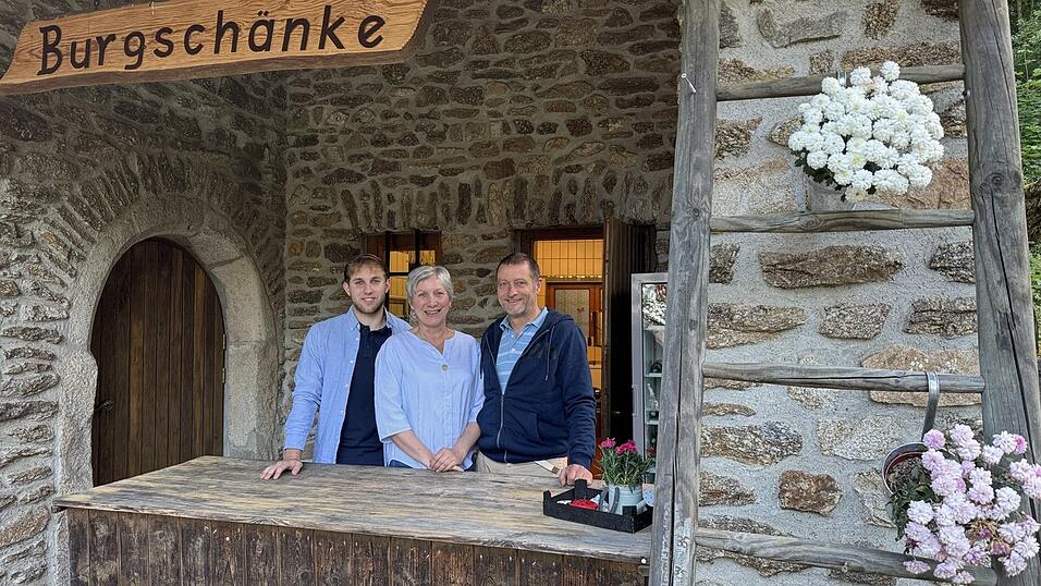 Hinter der Theke der Altnu&szlig;berger Burgsch&auml;nke f&uuml;hlen sie sich wohl: Valentin, ein leidenschaftlicher Koch, Judith und Roland Geiger.