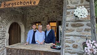 Hinter der Theke der Altnu&szlig;berger Burgsch&auml;nke f&uuml;hlen sie sich wohl: Valentin, ein leidenschaftlicher Koch, Judith und Roland Geiger.