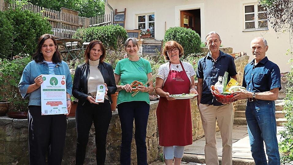 Sie machen sich stark für die Umwelt: Caroline Babl, Petra Meind, Ute Schödel-Geiger, Melanie Rauscher, Ewald Hausladen und Robert Kurzmann (von links). Die Chamer Umwelttage ziehen in die Klostermühle ein. Sie machen sich stark für die Umwelt: Caroline Babl, Petra Meind, Ute Schödel-Geiger, Melanie Rauscher, Ewald Hausladen und Robert Kurzmann (von links). Die Chamer Umwelttage ziehen in die Klostermühle ein.