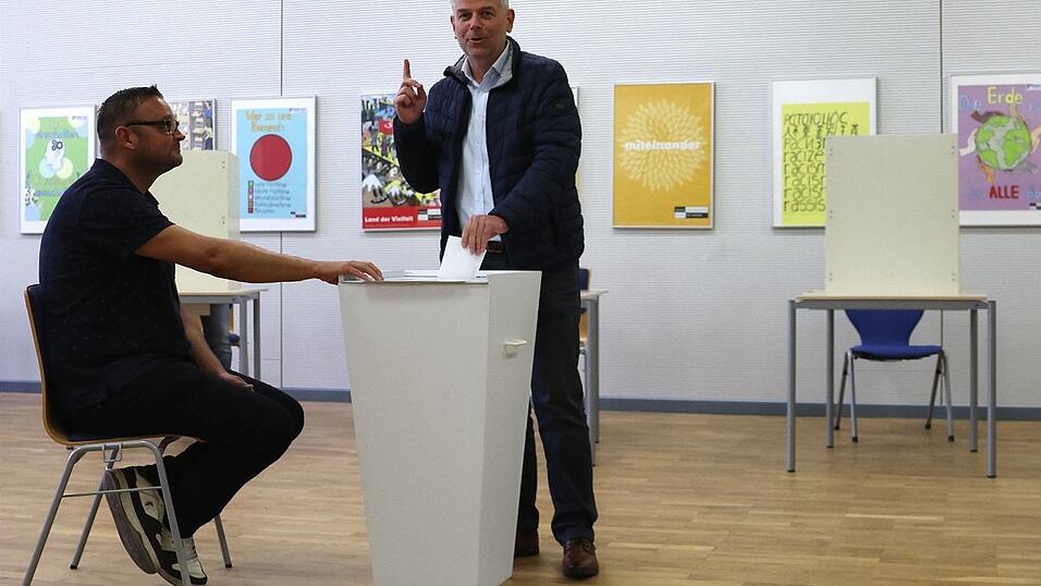 Der AfD-Kandidat f&uuml;r das Ministerpr&auml;sidentenamt Leif-Erik Holm bei der Stimmabgabe.
