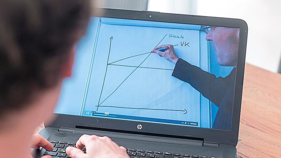 Student Constantin Pittruff aus Sinzing sitzt zu Hause vor einem Laptop, auf dem ein Erklärvideo seiner Universität läuft. Student Constantin Pittruff aus Sinzing sitzt zu Hause vor einem Laptop, auf dem ein Erklärvideo seiner Universität läuft.