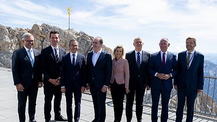 Magnus Brunner (l-r), EU-Kommissar für Inneres und Migration, Kaare Dybvad, Minister für Ausländer und Integration von Dänemark, Bruno Retailleau, Innenminister von Frankreich, Alexander Dobrindt (CSU), Bundesinnenminister, Daniela Ludwig, Parlamentarische Staatssekretärin in Innenministerium, Tomasz Siemoniak, Innenminister von Polen, Gerhard Karner, Innenminister von Österreich, und Vit Rakusan, Innenminister von Tschechien, nehmen an einem europäischen Ministertreffen zur Migrationspolitik auf der Zugspitze teil.
