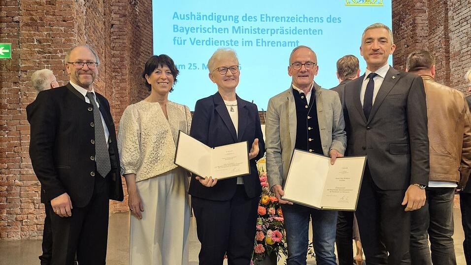 Auszeichnung mit sichtbarem Stolz: Maria Schötz und Udo Weiderer präsentieren ihre Ehrenurkunden des Bayerischen Ministerpräsidenten (v.l.), mit im Bild Kollnburgs Bürgermeister Herbert Preuß, Zwiesels Zweite Bürgermeisterin Elisabeth Pfeffer und Landrat Ronny Raith (r.). Auszeichnung mit sichtbarem Stolz: Maria Schötz und Udo Weiderer präsentieren ihre Ehrenurkunden des Bayerischen Ministerpräsidenten (v.l.), mit im Bild Kollnburgs Bürgermeister Herbert Preuß, Zwiesels Zweite Bürgermeisterin Elisabeth Pfeffer und Landrat Ronny Raith (r.).