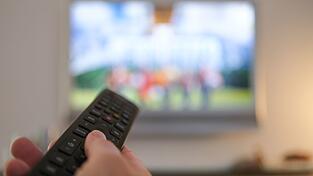 Die Umsätze mit klassischer Unterhaltungselektronik wie Fernsehern gehen in Deutschland weiter leicht zurück. (Archivbild) Die Umsätze mit klassischer Unterhaltungselektronik wie Fernsehern gehen in Deutschland weiter leicht zurück. (Archivbild)