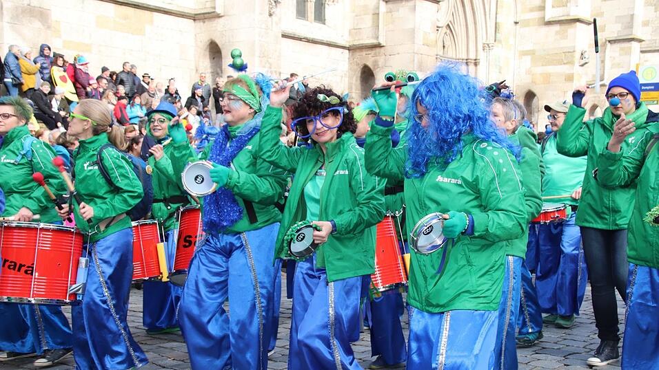 In der Regensburger Altstadt sind mit dem Ostbayerischen Faschingszug die Narren los. In der Regensburger Altstadt sind mit dem Ostbayerischen Faschingszug die Narren los.