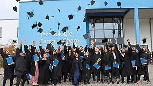 Auch das ist bereits eine liebe Tradition in Cham: Die Absolventen warfen ihre H&uuml;te in die Luft.