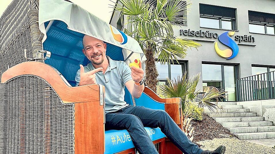 Markus Späth zeigt auf einen seiner 700 Enteriche, die seine Urlaubsbucher mit in die weite Welt nehmen. Markus Späth zeigt auf einen seiner 700 Enteriche, die seine Urlaubsbucher mit in die weite Welt nehmen.