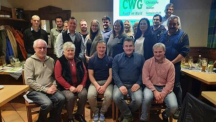 Sie bewerben sich um einen Sitz im Stadtrat. Ganz rechts sitzend Listenf&uuml;hrer Martin Schneider.