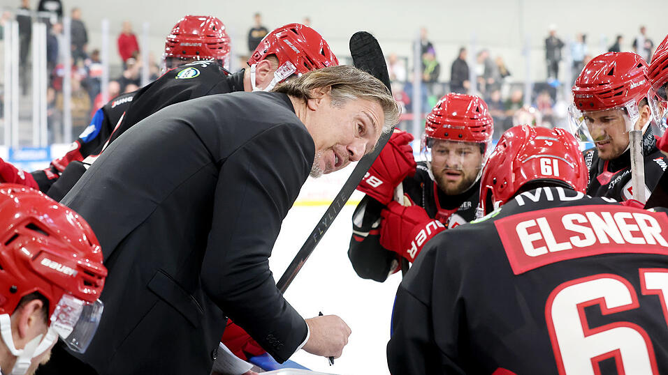 Ein strammes Pensum: EVL-Cheftrainer Uwe Krupp stimmt seine Jungs schon mal auf f&uuml;nf Begegnungen binnen zehn Tagen ein. Ein aufmerksamer Zuh&ouml;rer ist &bdquo;Allrounder&ldquo; David Elsner (re.), mit 29 Punkten (8 Tore, 21 Vorlagen) derzeit bester deutscher Scorer im rot-wei&szlig;en Aufgebot.