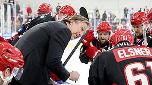 Ein strammes Pensum: EVL-Cheftrainer Uwe Krupp stimmt seine Jungs schon mal auf f&uuml;nf Begegnungen binnen zehn Tagen ein. Ein aufmerksamer Zuh&ouml;rer ist &bdquo;Allrounder&ldquo; David Elsner (re.), mit 29 Punkten (8 Tore, 21 Vorlagen) derzeit bester deutscher Scorer im rot-wei&szlig;en Aufgebot.