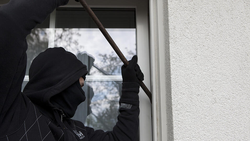 Wer eine Wohnung von au&szlig;en betreten m&ouml;chte, benutzt die Haust&uuml;r, nicht den Balkon &ndash; dieser ist &uuml;blicherweise denen vorbehalten, die sich schon im Inneren aufhalten. Der Freund einer 64-j&auml;hrigen Frau betrat deren Wohnung im Raum Landshut aber &uuml;ber den Balkon. Er war nun vor Gericht.&nbsp;