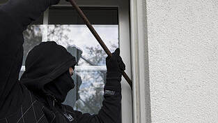 Wer eine Wohnung von au&szlig;en betreten m&ouml;chte, benutzt die Haust&uuml;r, nicht den Balkon &ndash; dieser ist &uuml;blicherweise denen vorbehalten, die sich schon im Inneren aufhalten. Der Freund einer 64-j&auml;hrigen Frau betrat deren Wohnung im Raum Landshut aber &uuml;ber den Balkon. Er war nun vor Gericht.&nbsp;