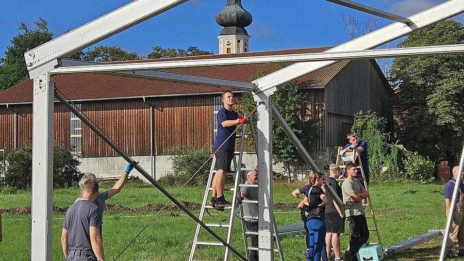 Seit Montag herrscht auf dem Festplatz Hochbetrieb: &Uuml;ber 60 freiwillige Helfer stemmten den Zeltaufbau.