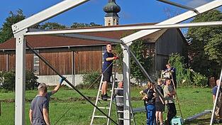 Seit Montag herrscht auf dem Festplatz Hochbetrieb: &Uuml;ber 60 freiwillige Helfer stemmten den Zeltaufbau.