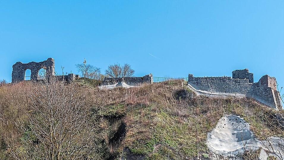 Von weitem ist die Burgruine auf dem Schlossberg in Winzer sichtbar.
