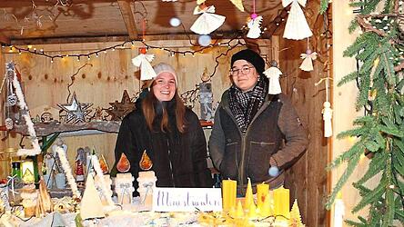 Die Ministranten waren mit selbstgebastelten Engeln und Anhängern dabei.