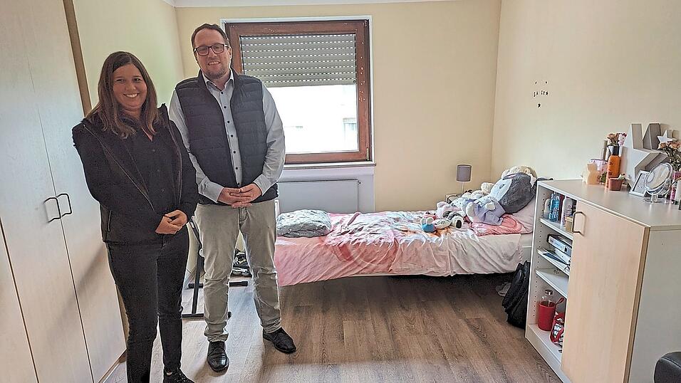 Ein typisches Zimmer im Kinderzentrum St. Vincent. Knapp sind nicht Räume oder Möbel, berichten Gesamtleiter Frank Baumgartner und Daniela Wanderer, Bereichsleiterin für Jugendwohnen. Vielmehr muss das pädagogische Fachpersonal immer aufwendigere Fälle betreuen, weshalb kleinere Wohngruppen immer öfter sinnvoller sind. Ein typisches Zimmer im Kinderzentrum St. Vincent. Knapp sind nicht Räume oder Möbel, berichten Gesamtleiter Frank Baumgartner und Daniela Wanderer, Bereichsleiterin für Jugendwohnen. Vielmehr muss das pädagogische Fachpersonal immer aufwendigere Fälle betreuen, weshalb kleinere Wohngruppen immer öfter sinnvoller sind.