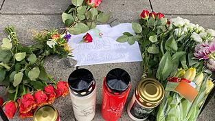 Blumen und Kerzen erinnern an Amel und ihre Tochter Hafsa, die bei dem Anschalg starben.