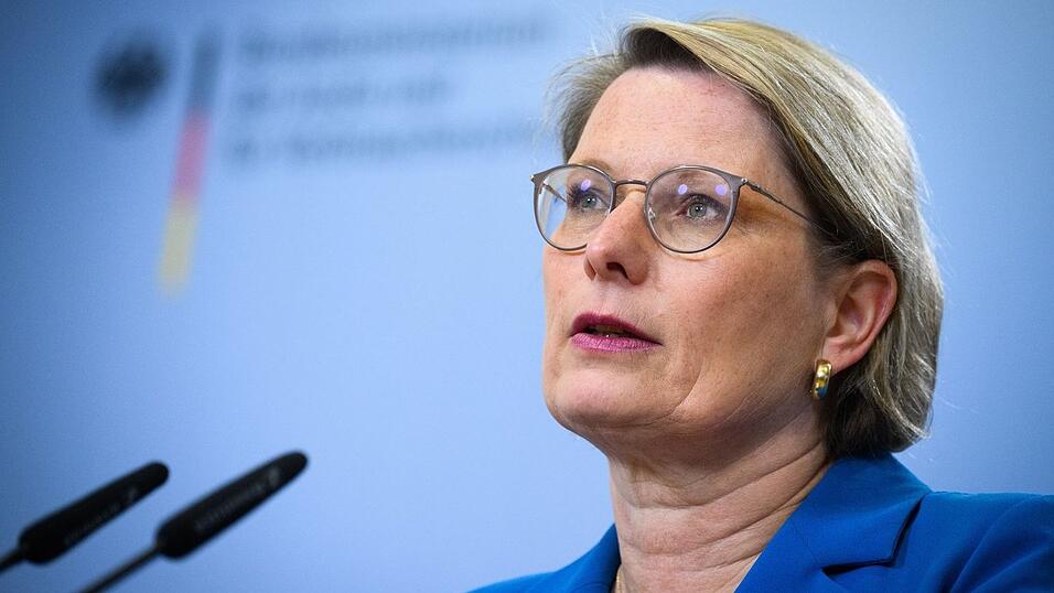 Bundesjustizministerin Hubig möchte auch die Verjährungsfrist bei Vergewaltigung von 5 auf 20 Jahre verlängert sehen. Bundesjustizministerin Hubig möchte auch die Verjährungsfrist bei Vergewaltigung von 5 auf 20 Jahre verlängert sehen.
