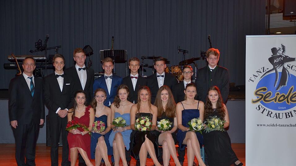 Die Bilder vom Abschlussball der Tanzschule Seidel in der Fraunhofer-Halle am 28. November. Die Bilder vom Abschlussball der Tanzschule Seidel in der Fraunhofer-Halle am 28. November.