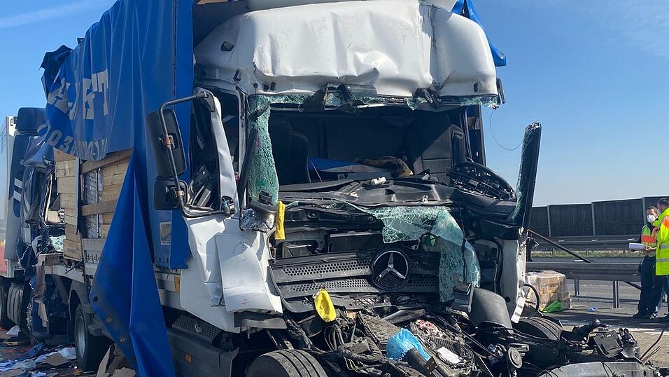 Drei Lkw knallten am Mittwochmorgen auf der Autobahn A3 zwischen Sinzing und Regensburg aufeinander. Zwei der Fahrer wurden dabei schwer verletzt.