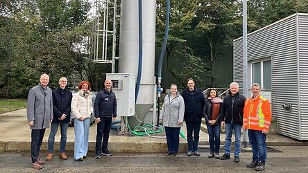 SER-Werkleiterin Cristina Pop (3. von links) und ihre Mitarbeiter und Projektpartner zeigten Oberbürgermeister Markus Pannermayr (links) das neueste Projekt auf dem Gelände der Kläranlage. Dort wird erforscht, wie künftig auch bei kalten Temperaturen effektiv Stickstoff abgebaut werden kann.