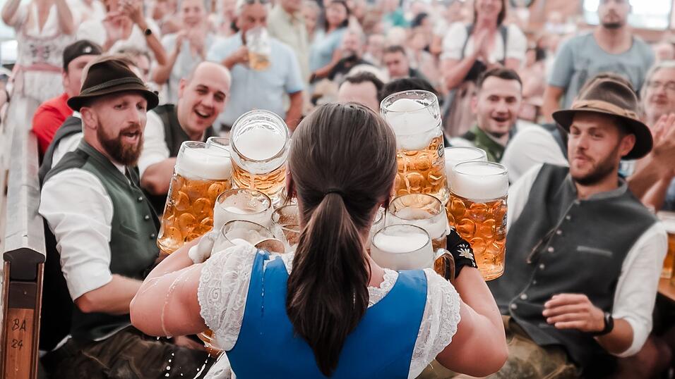 Die Durstigen warten schon und können die Biermenge kaum glauben. Die Durstigen warten schon und können die Biermenge kaum glauben.
