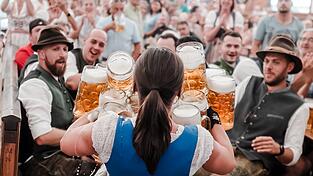 Die Durstigen warten schon und können die Biermenge kaum glauben. Die Durstigen warten schon und können die Biermenge kaum glauben.