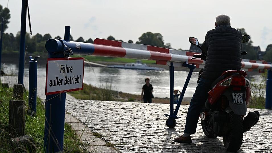 Das Warten auf die Fähre ist vergeblich: Ein Motorroller-Fahrer blickt einige Minuten auf den Rhein, dann kehrt er um und fährt davon. (Archivbild) Das Warten auf die Fähre ist vergeblich: Ein Motorroller-Fahrer blickt einige Minuten auf den Rhein, dann kehrt er um und fährt davon. (Archivbild)