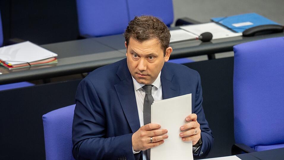 Mitte Juni war Bundesfinanzminister Lars Klingbeil urspr&uuml;nglich von einer Haushaltsl&uuml;cke von 144 Milliarden Euro ausgegangen.