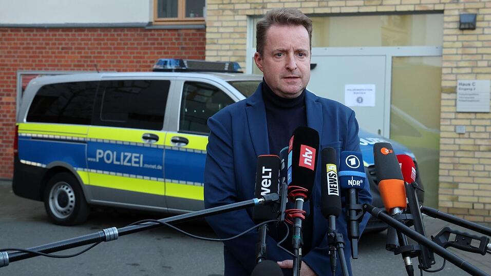 Oberstaatsanwalt Harald Nowack gibt in Rostrock bekannt, worauf viele wochenlang gewartet haben: Im Fakk des achtjährigen Fabian ist ein Haftbefehl ergangen. Oberstaatsanwalt Harald Nowack gibt in Rostrock bekannt, worauf viele wochenlang gewartet haben: Im Fakk des achtjährigen Fabian ist ein Haftbefehl ergangen.