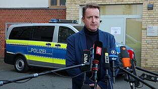 Oberstaatsanwalt Harald Nowack gibt in Rostrock bekannt, worauf viele wochenlang gewartet haben: Im Fakk des achtjährigen Fabian ist ein Haftbefehl ergangen. Oberstaatsanwalt Harald Nowack gibt in Rostrock bekannt, worauf viele wochenlang gewartet haben: Im Fakk des achtjährigen Fabian ist ein Haftbefehl ergangen.