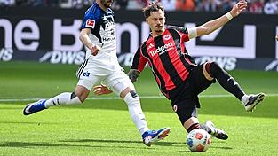 Der Hamburger F&aacute;bio Vieira (l) und der Frankfurter Robin Koch k&auml;mpfen um den Ball.