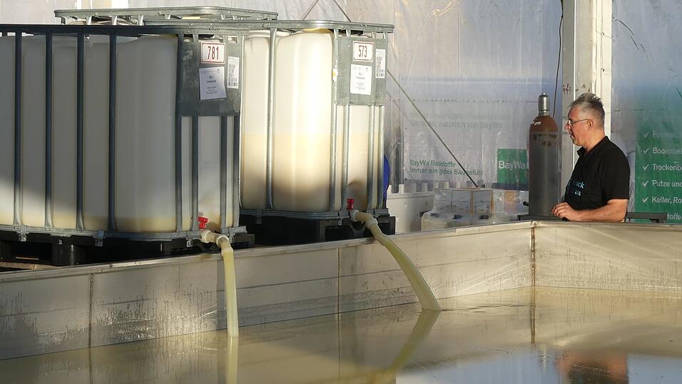 Hunderte freiwillige Helfer haben angepackt und zusammen mit den beiden Initiatoren Werner Biersack und Rudi Dietl das XXL-Schnitzel vorbereitet und gebraten. Das Spektakel vor einem Jahr lockte Tausende Besucher nach Mengkofen.