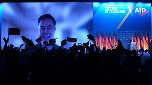 Tesla-Chef Elon Musk l&auml;sst sich beim AfD-Wahlkampfauftakt feiern.
