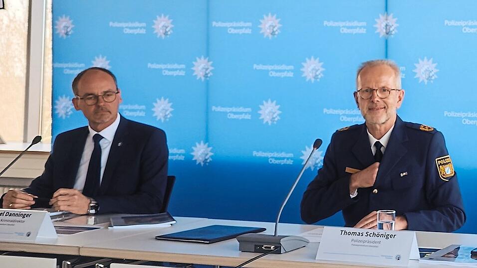 Der Oberpfälzer Polizeipräsident Thomas Schöniger (rechts) und Michael Danninger, leitender Kriminaldirektor, äußerten sich zu den Kriminalitätszahlen in der Oberpfalz. Der Oberpfälzer Polizeipräsident Thomas Schöniger (rechts) und Michael Danninger, leitender Kriminaldirektor, äußerten sich zu den Kriminalitätszahlen in der Oberpfalz.