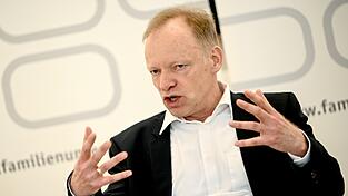 Ifo-Chef Clemens Fuest warnt die Bundesregierung davor, das Wirtschaftswachstum abzuwürgen.