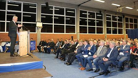 Landwirtschaftsminister Alois Rainer bei seiner Rede auf dem Neujahrsempfang in der Turnhalle der Grundschule Laberweinting