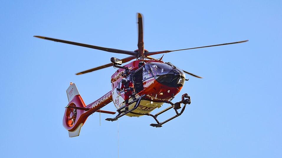 Der verletzte Motorradfahrer kam via Rettungshubschrauber ins Krankenhaus. (Symbolbild) Der verletzte Motorradfahrer kam via Rettungshubschrauber ins Krankenhaus. (Symbolbild)