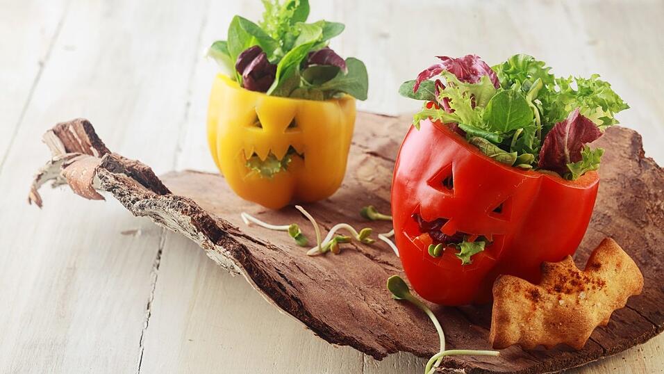 Wie wäre es mit einem bunten und frischen Halloween-Paprikasalat? Statt Kürbisse zu schnitzen, einfach mal eine Paprika hernehmen. Das gefüllte Nachtschattengewächs wird sicher auch den Nachtschwärmern munden.