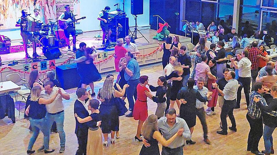 Die Band 'Bergwaidler' sorgte mit ihrer Musikauswahl dafür, dass die Ballbesucher eifrig tanzten. Die Band 'Bergwaidler' sorgte mit ihrer Musikauswahl dafür, dass die Ballbesucher eifrig tanzten.