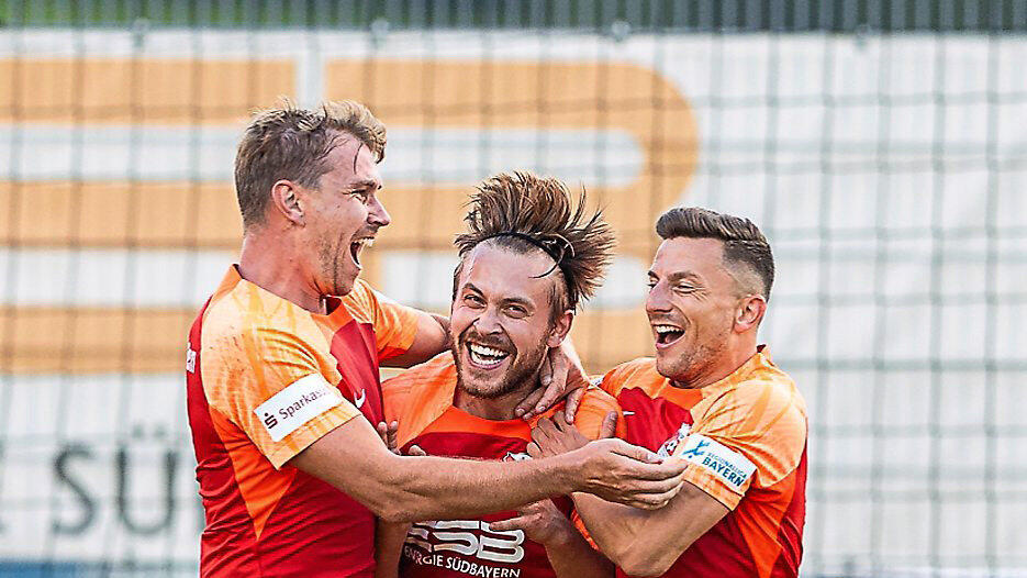 Siegtorschütze Brian Wagner (M.) läasst sich feiern. Siegtorschütze Brian Wagner (M.) läasst sich feiern.