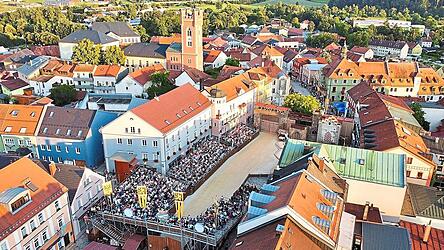 Ein Bild, bei dem wohl vielen Furthern das Herz lacht: die Drachenstich-Arena kurz vor Beginn einer Auff&uuml;hrung in der Abendsonne.