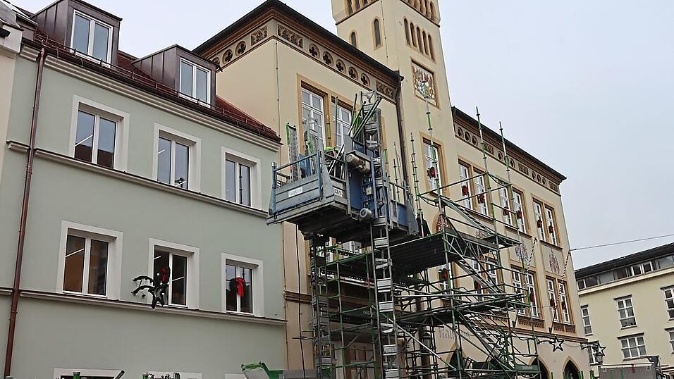 Der Bauturm wird Anfang nächster Woche noch einiges weiter wachsen, sodass auch das Dachgeschoss zugänglich gemacht wird. Der Bauturm wird Anfang nächster Woche noch einiges weiter wachsen, sodass auch das Dachgeschoss zugänglich gemacht wird.