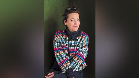 Jule Ronstedt ist vielseitig: Sie arbeitet als Schauspielerin, Regisseurin, hat Drehb&uuml;cher und Theaterst&uuml;cke verfasst. Jetzt hat sie einen Kurzgeschichten-Band &uuml;ber Frauen in der Lebensmitte ver&ouml;ffentlicht.