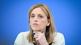 Familienministerin Karin Prien (CDU) verteidigt Kürzungspläne beim Unterhaltsvorschuss. (Archivbild) Familienministerin Karin Prien (CDU) verteidigt Kürzungspläne beim Unterhaltsvorschuss. (Archivbild)