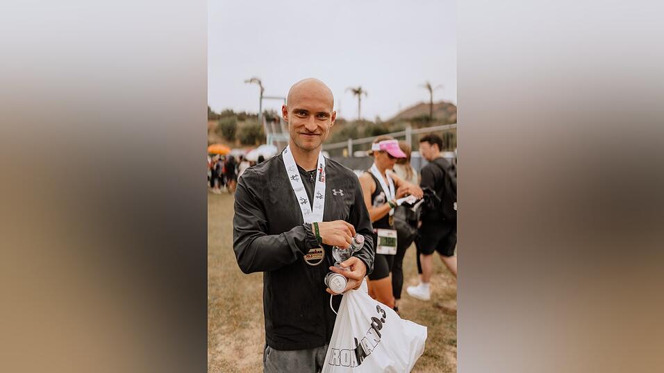 Philipp beendet seinen ersten Triathlon in unter fünf Stunden. 
