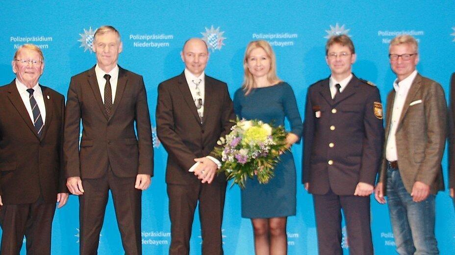 Andreas Polke (4. v. l., mit Gattin) l&ouml;st als Chef der KPS Deggendorf Arno Bogner (3. v. l.) ab. Es gratulierten zum Amtswechsel (v. l.): Andreas Holzhausen, G&uuml;nther Pammer, Polizeipr&auml;sident Roland Kerscher und die Landr&auml;te von Deggendorf, Bernd Sibler, und Regen, Dr. Ronny Raith.