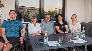 Für Angehörige von Menschen mit Multipler Sklerose (MS) gibt es verschiedene Anlaufstellen und Unterstützungsmöglichkeiten. Von rechts: Michaela Hagner, Stefanie Schnurrer, Franz Oberhofer, Gerlinde Mantei und Armin Schnurrer.